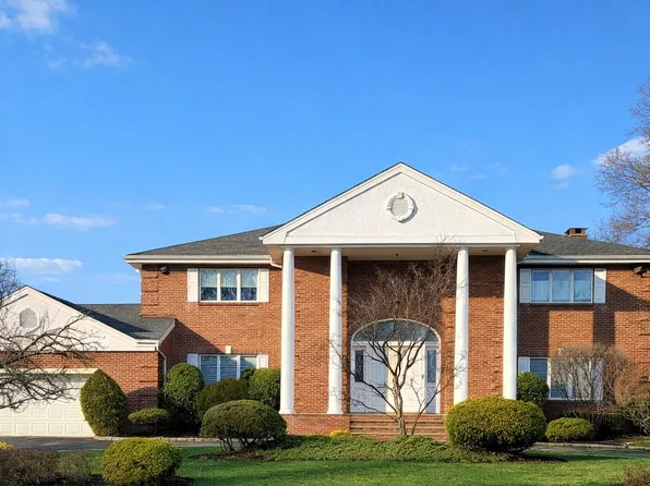 85 Meadow Woods Road, Great Neck, NY 11020