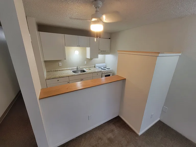 Nob Hill Apartments — Photo 10