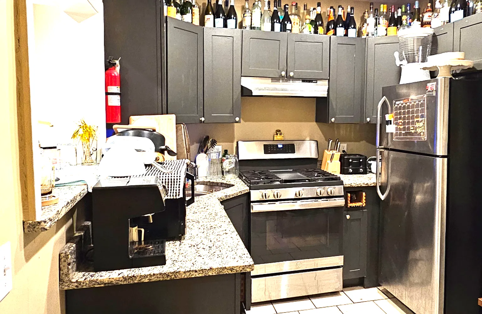 $500 Rebate Upon Closing! Luxury Apt. Near BU Campus. Ht/HW Included. — Photo 1
