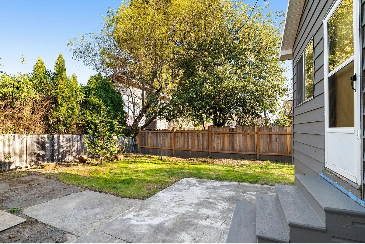 Building Photo - 4734 N Kerby Ave