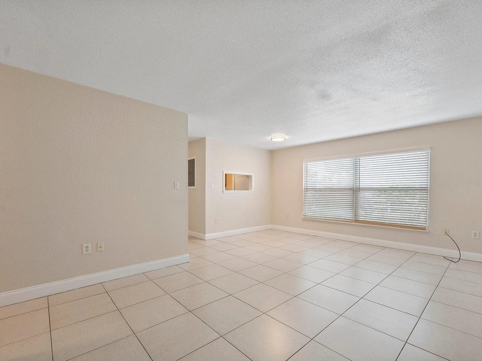 Royal Oak Condominiums — Photo 4