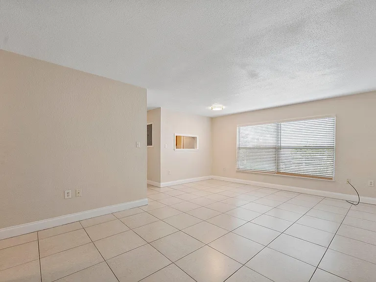 Royal Oak Condominiums — Photo 4