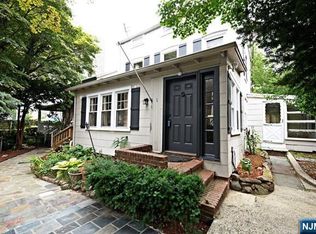 1 Leary Ln, Edgewater, NJ 07020