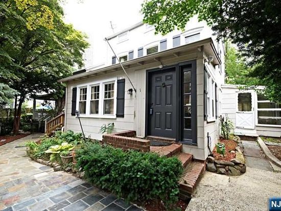 1 Leary Ln, Edgewater, NJ 07020