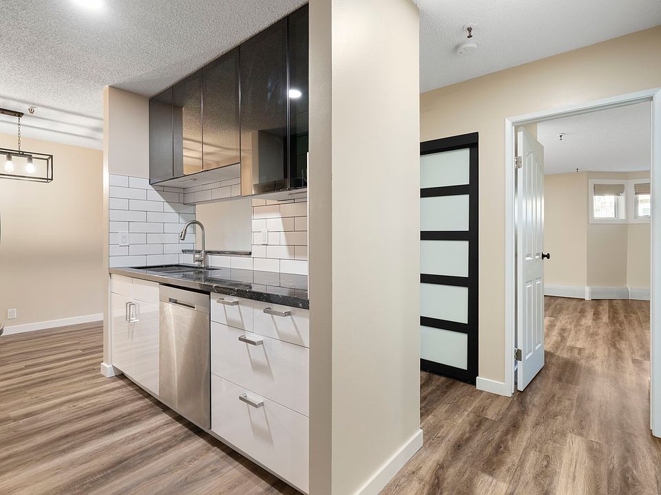 Kitchen/hallway pantry