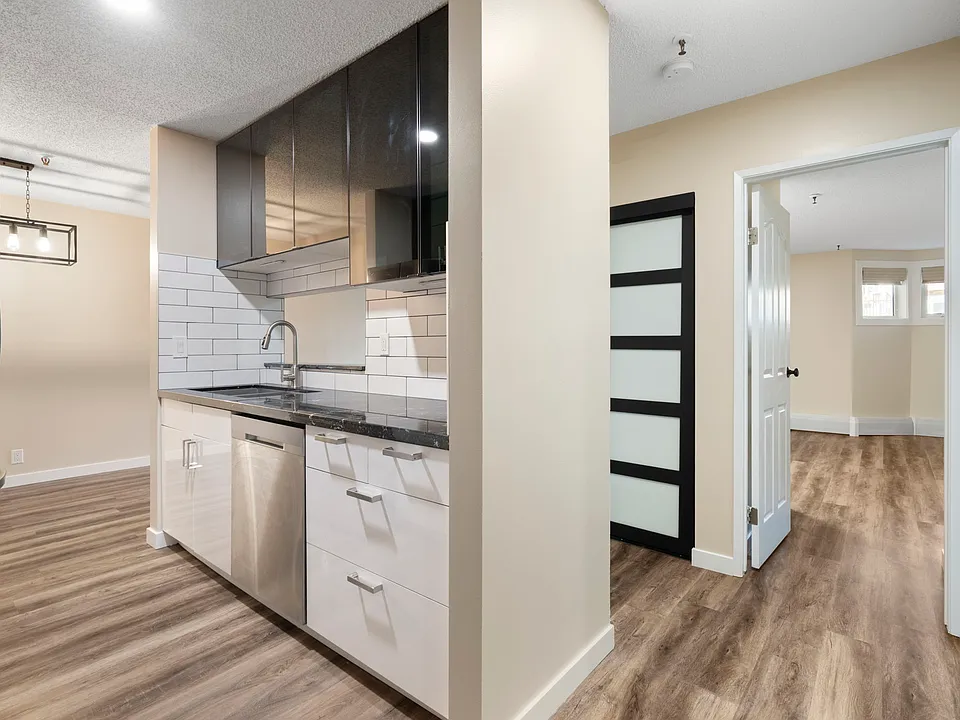 Kitchen/hallway pantry