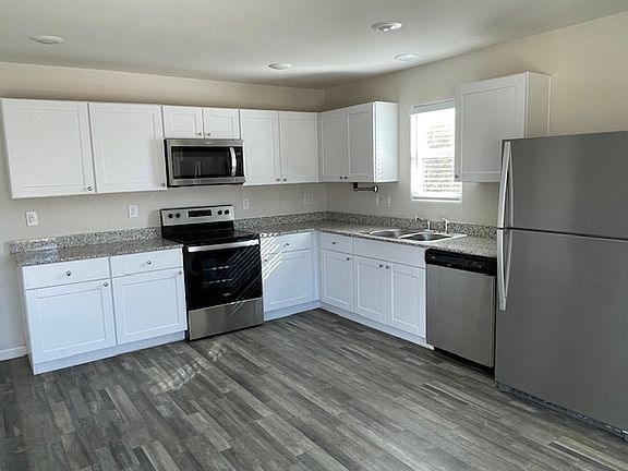 Kitchen with refrigerator, dishwasher, stove/oven and microwave