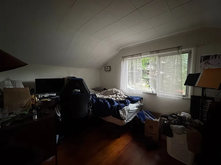5 Bed 1.5 Bath in Fairhaven Close to Everything On a Bus Line — Photo 35