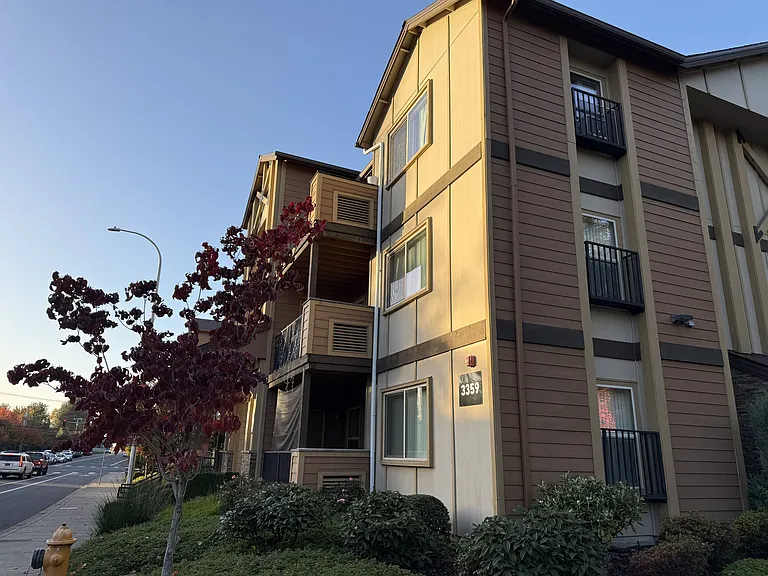 Sierra Point Apartments — Photo 24