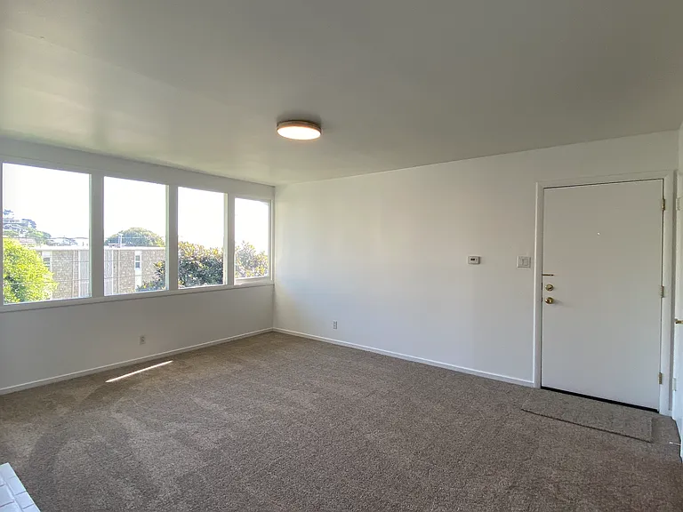 1br/1ba Charmer! Bay Views And Parking! Laundry On-Site! Balcony! Progressive — Photo 3