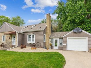 1275 Roselawn Ave W, Roseville, MN 55113