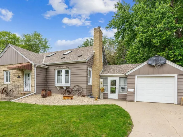 1275 Roselawn Ave W, Roseville, MN 55113