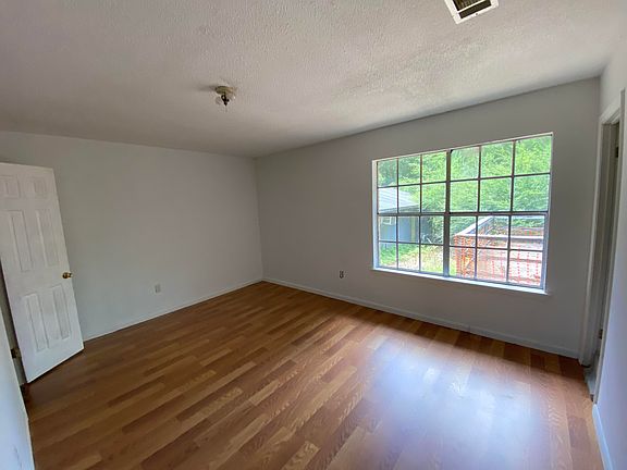 3rd image of 913 Southern Dr