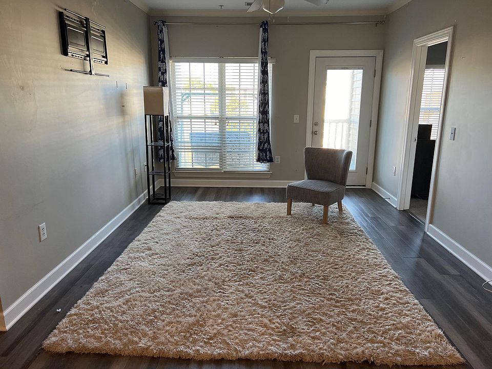 Den, rug and chair do not stay