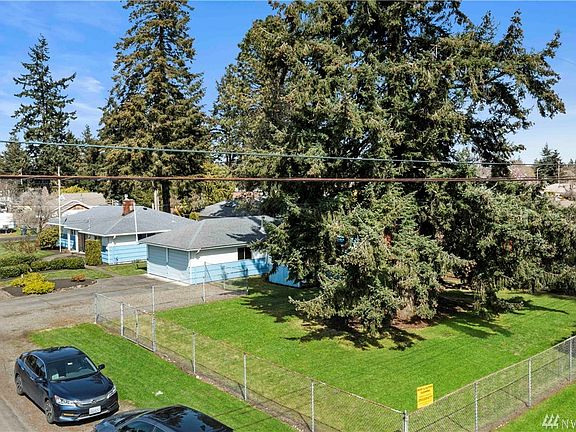 Corner lot, garage DOES convey with building lot. 