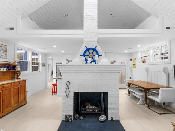 45 Longwood Ave, Wareham, MA 02571