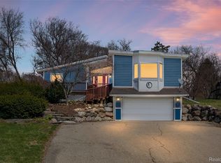 590 Hillwood Dr, White Lake, MI