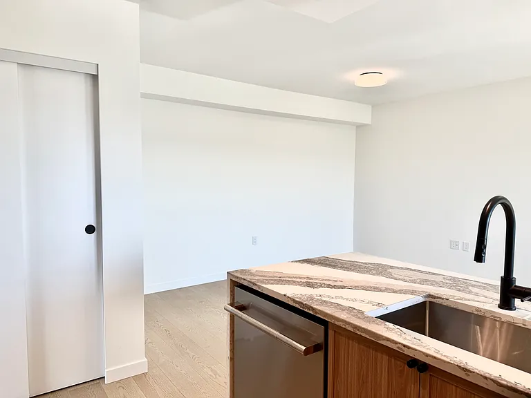 2488 Granville St — Photo 184