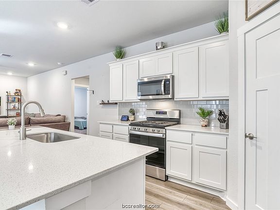 3rd image of 705 Granger Ln
