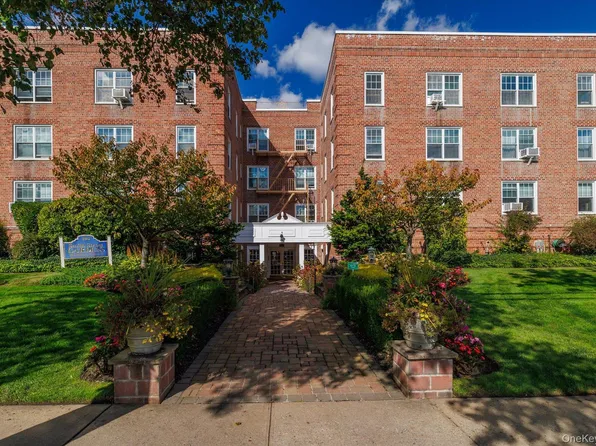 194 Smith Street #1Q, Freeport, NY 11520
