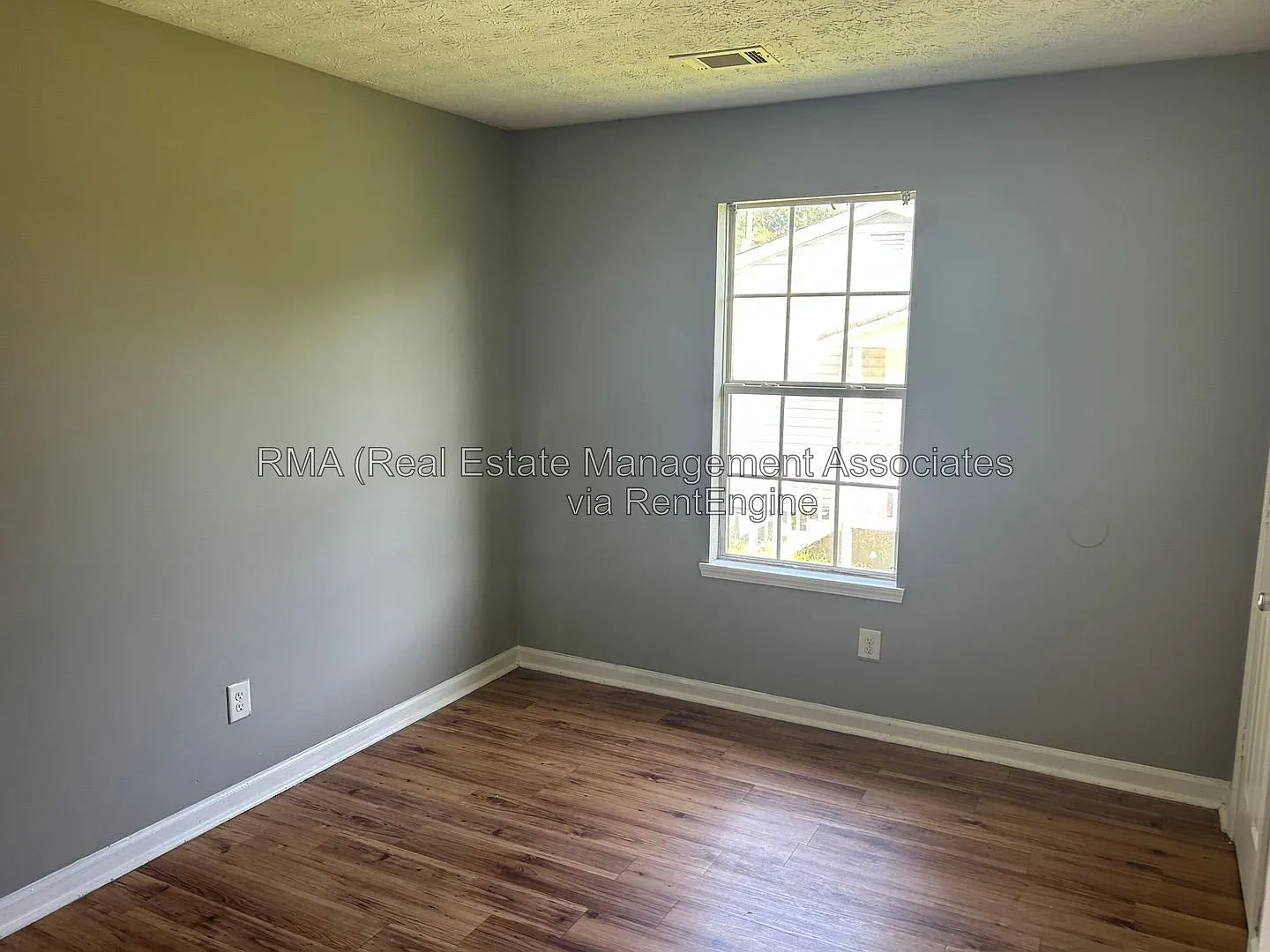 3 bed, 2.0 bath, 1120 sqft, $1,300 — Photo 3