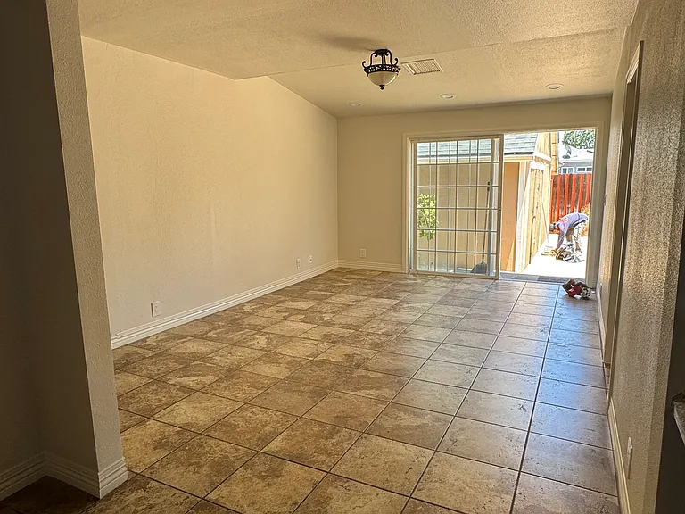 5766 Newcastle Ave — Photo 20