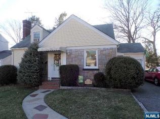 40 Brookview Ter, Bergenfield, NJ 07621