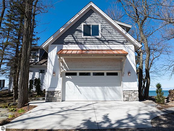 2nd image of 3126 Lakeshore Rd