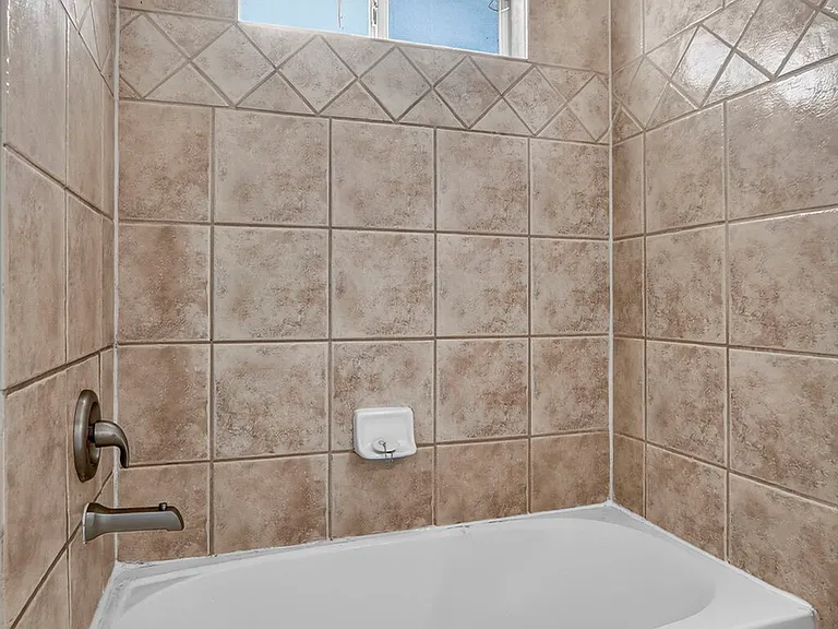 9128 Bur Oak Cir — Photo 25