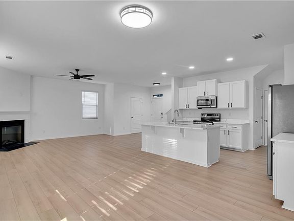 4th image of 418 Lake Ridge Ln