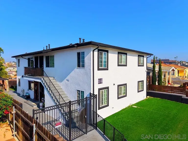 3934 Marine View Ave #39343934-1/2 — Photo 2