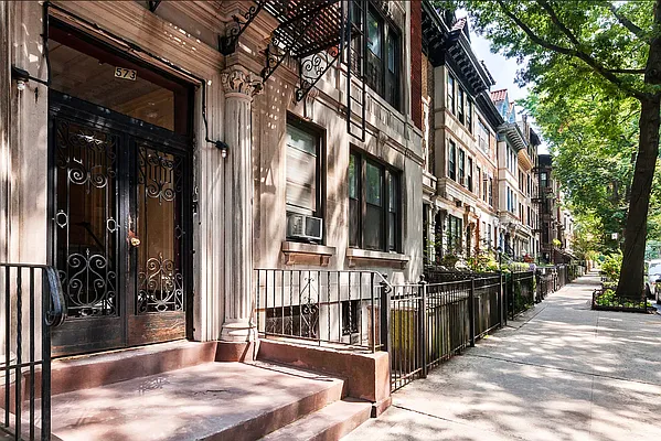 Rented by Compass | media 21