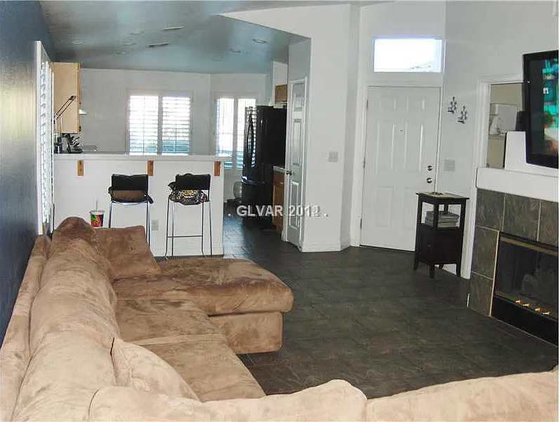 1 story home with 2 car garage in a gated community — Photo 3
