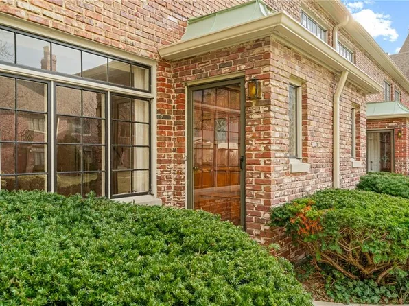 8373 Somerset Dr, Prairie Village, KS 66207