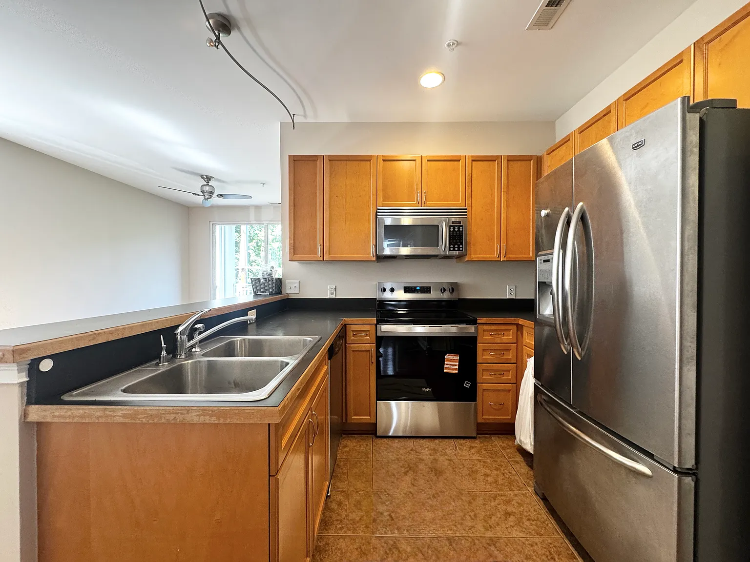 2 bed, 1000 sqft, $1,995 — Photo 3