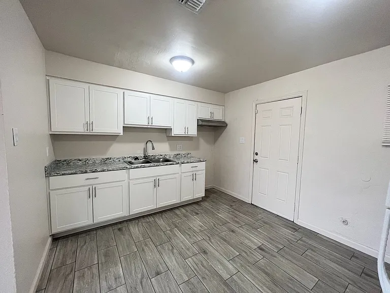 2233 E Wood St — Photo 16