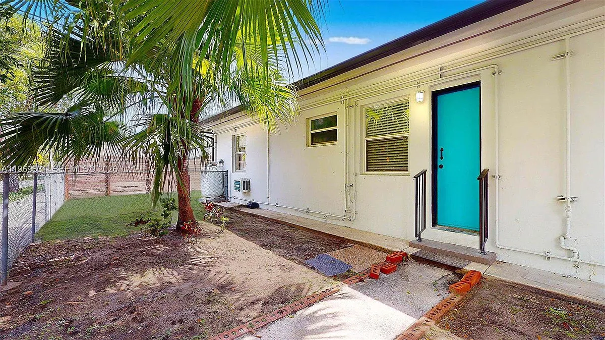 Building Photo - 2499 SW 27th St #5