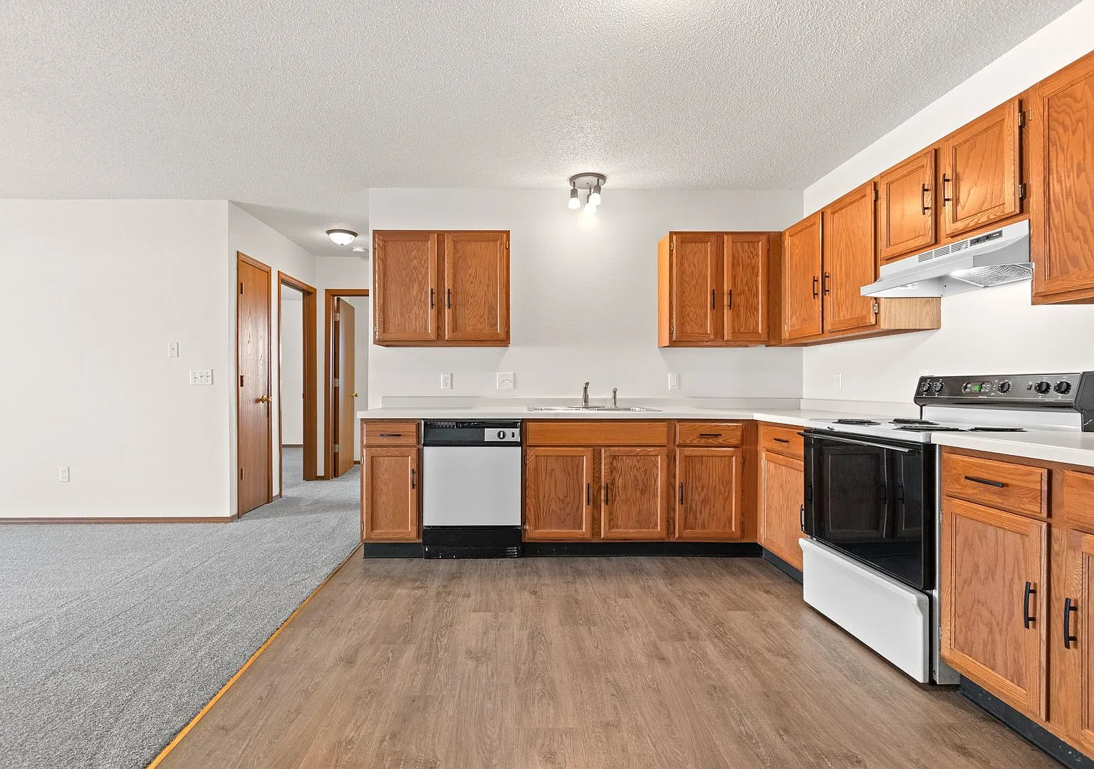 Sunshine Court Apartments — Photo 3