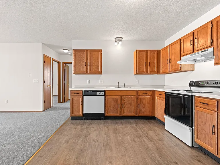Sunshine Court Apartments — Photo 3