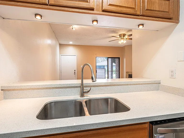 7069 N Holiday Dr — Photo 10