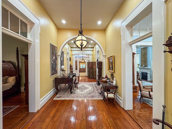 2nd image of 1180 E Broad St