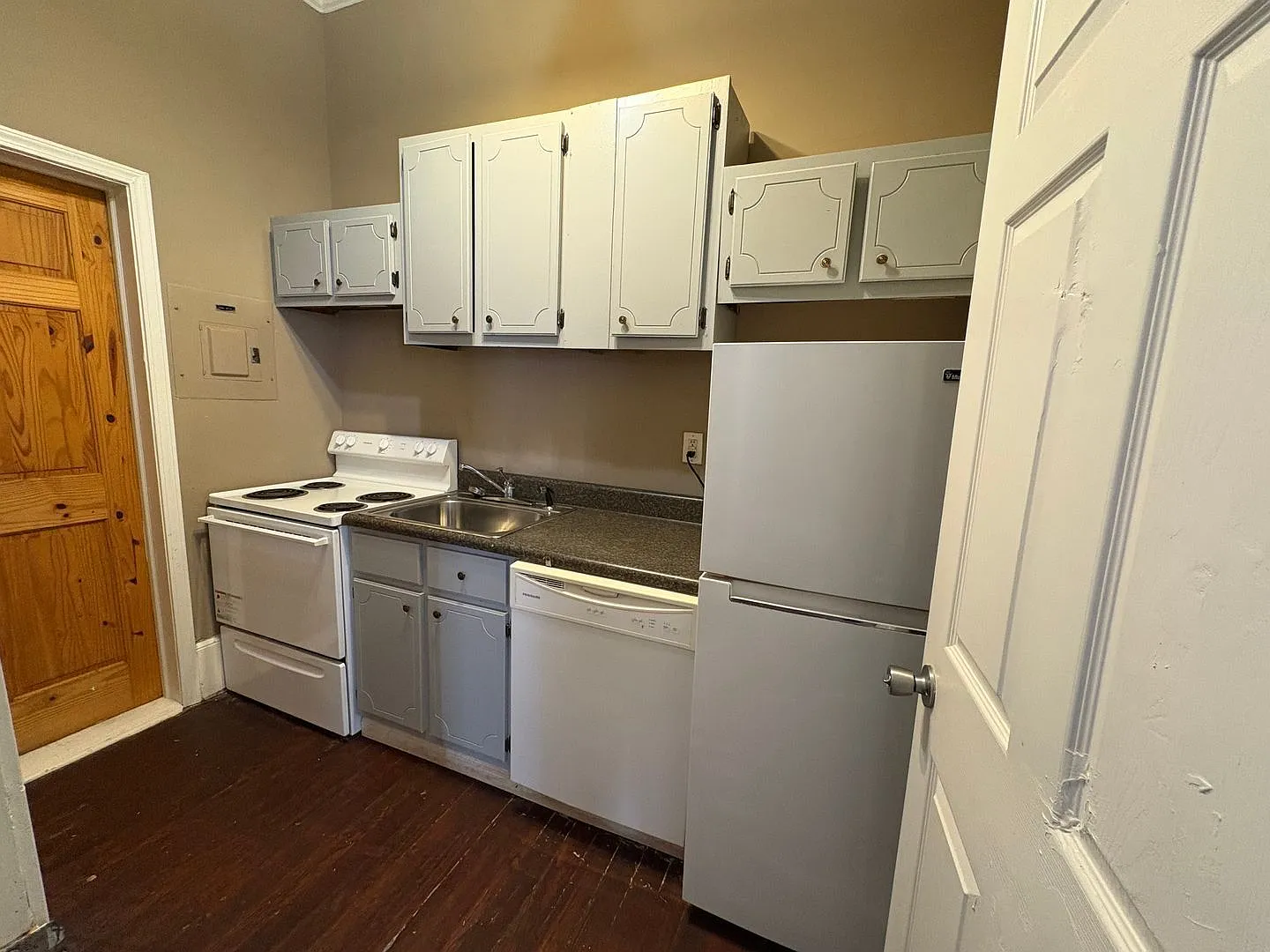 1 bed, 2.0 bath, 612 sqft, $800 — Photo 4