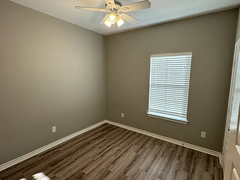 303 Janet St — Photo 12