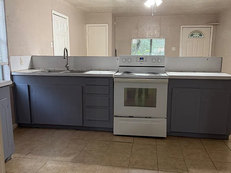 705 S Roosevelt Ave #A — Photo 3