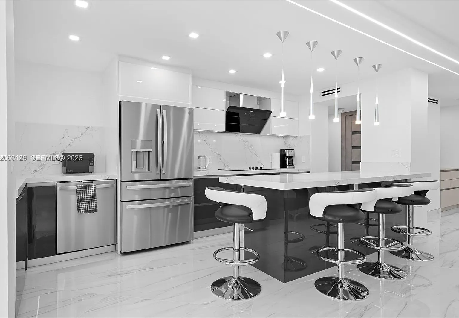 Winston Towers 100 Condo — Photo 1