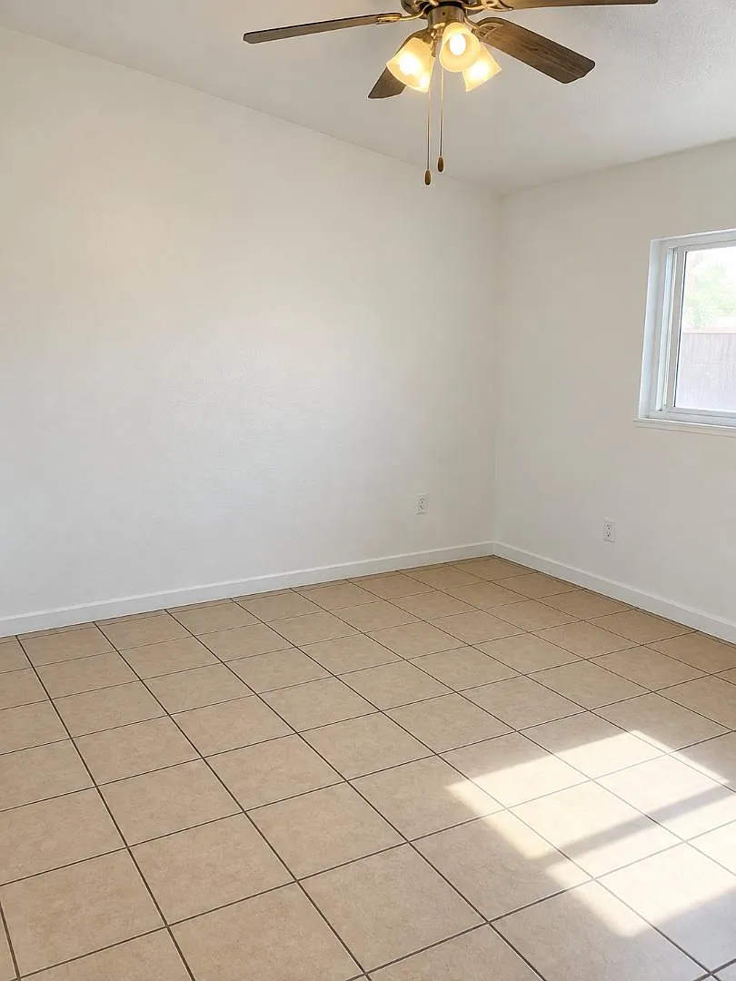 111 W Dunnam St - 1/2 — Photo 1