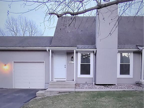 3 bedroom town house with attached 1 car garage