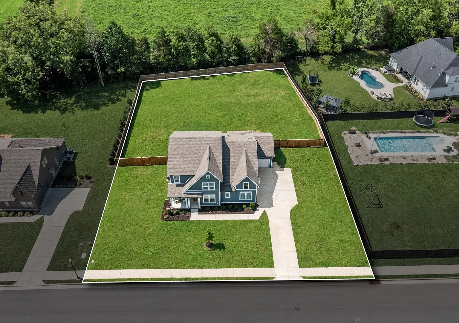 5 Bedroom Home on Large Lot w/ Fenced Backyard in Fairview - Williamson Co — Photo 2