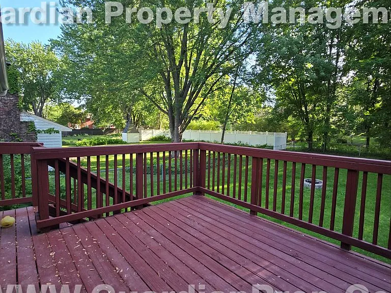 3335 Urbandale Ln N — Photo 9