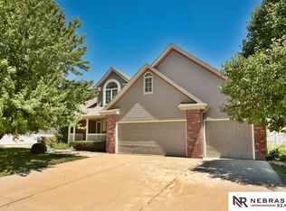 705 Fall Creek Rd, Papillion, NE 68133